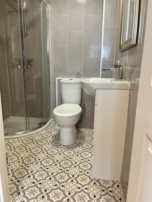 Stylish & Spacious 2 Storey, 3 Bed Apartment Gravesend Extérieur photo